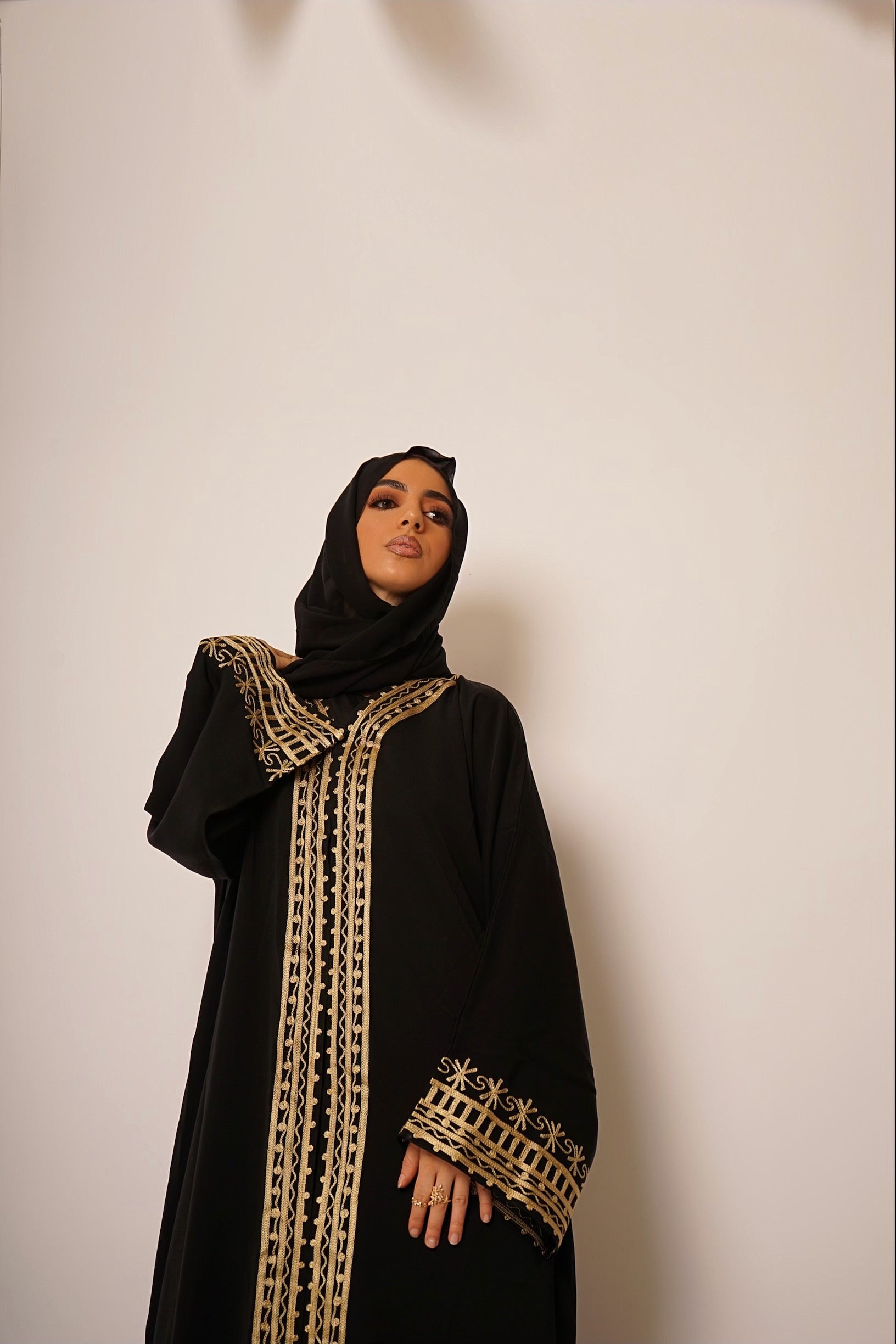 Lori - Black & Gold sirdivie Lori - Black & Gold sirdivie